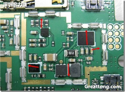 圖中顯示一塊電路板使用這種屏蔽夾(shielding clip)的實例。基本上我們在彎角的地方都設計擺放了一個屏蔽夾，這樣可以讓作業員比較方便安裝屏蔽罩(shielding can)時的對位準確。然后在其他沒有屏蔽夾的地方也設計了一些接地的布線，一來可以稍微提升屏蔽罩的電磁隔絕能力，另一方面也可以為屏蔽夾無效時，馬上可以更改為屏蔽框，而無需要重新設計電路板。